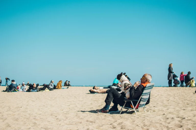 Homme sur une plage au soleil profitant de sa retraite